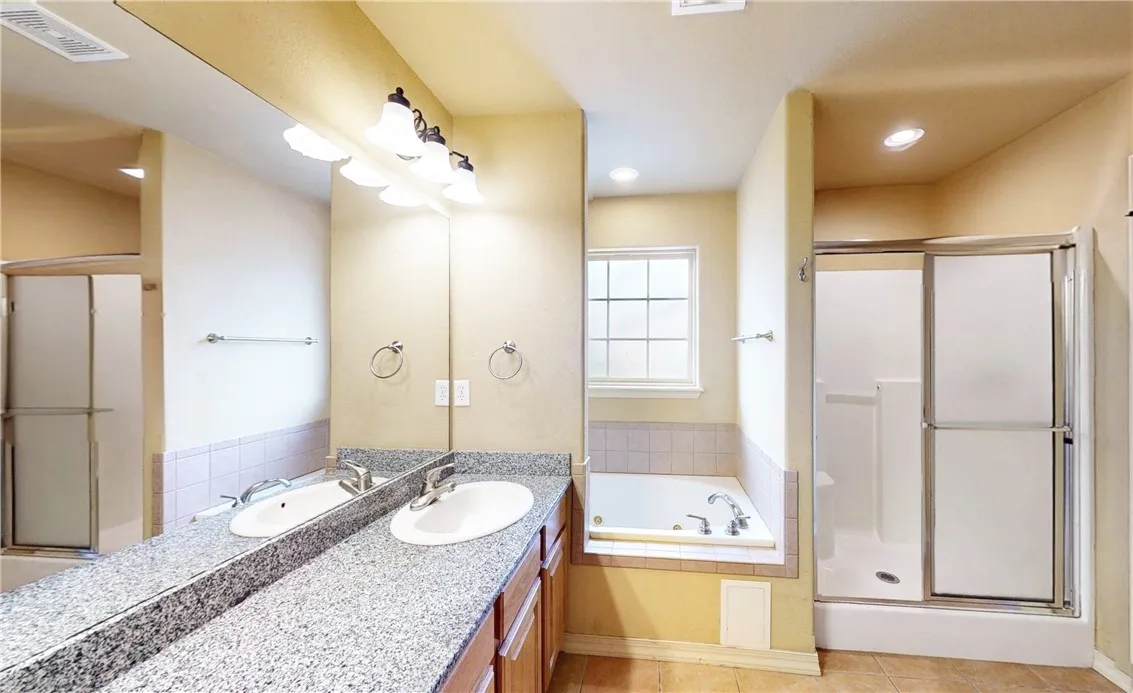 Bentonville, Arkansas 72713, United States, 3 Bedrooms Bedrooms, ,2 BathroomsBathrooms,Residential,Pending,78268