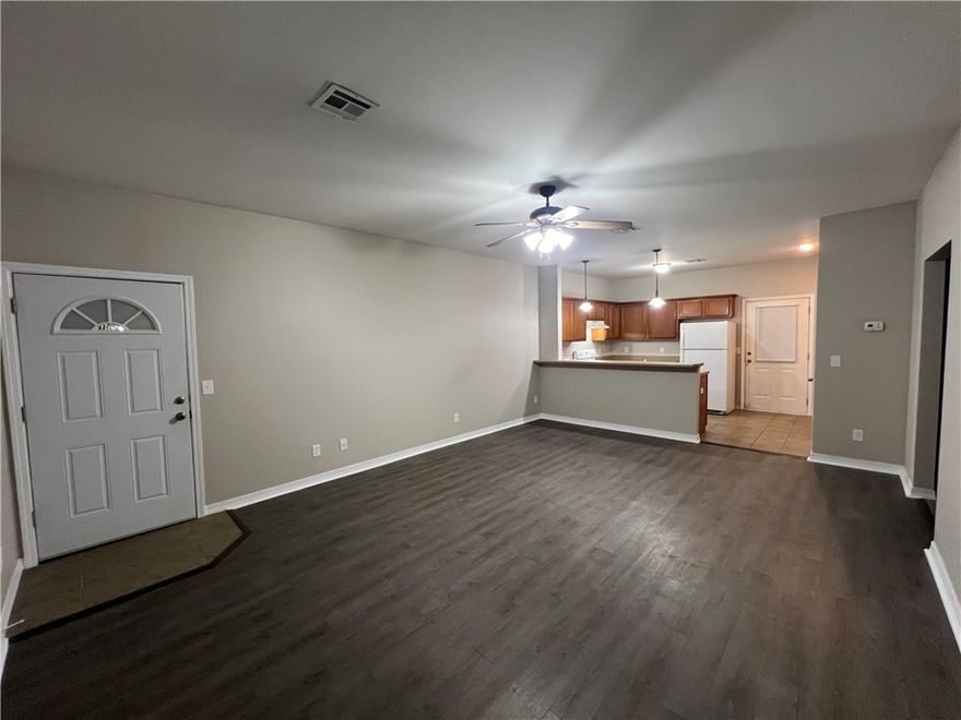 Freshly painted and conveniently located 2 bed/1 bath apartment in a small 24-unit complex on 'J' St. Right off bike trails, short ride to downtown Bentonville, Walmart campus and Momentary. Minutes from the Amp/Pinnacle and I-49. Upstairs unit with a small patio and locking storage shed.