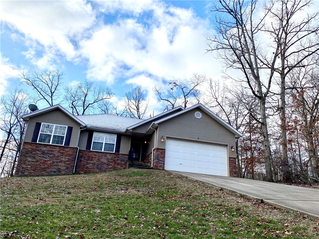 Charming 3 Bed 2 Bath 2 Car Garage Single Family home in Bentonville School district. Conveniently located close to I49, Restaurants, Wal Mart Home Office, Downtown Bentonville and more! Enjoy the multiple Community amenities Bella Vista has to offer. Home has amenities like open floor plan, wood flooring in living room, ceramic tile in wet areas, carpet in bedrooms to name a few.