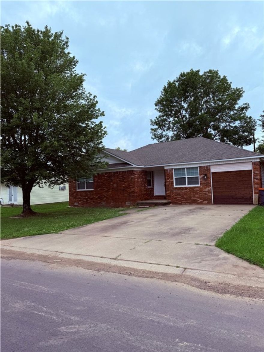This beautiful 4-bedroom, 2-bathroom brick home is just a short distance from Oakland Heights School, making it perfect for families. Built only 2 years ago, it features a spacious open-concept living area that combines comfort and modern style.

Enjoy peace of mind with a recently installed roof, HVAC system, and updated electrical—everything is just a few years old.