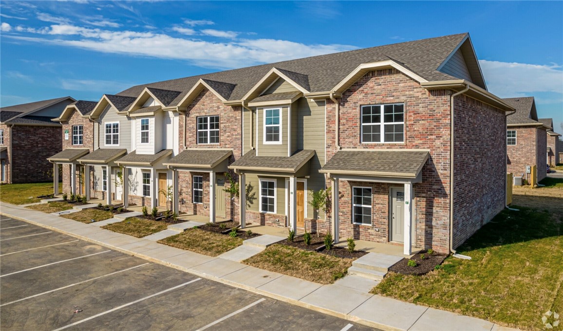 Great location in a well maintained and managed neighborhood. Community park, playground, and pool. This townhouse features stainless appliances, granite counter tops, custom cabinets, and an eat in kitchen.
To apply please go to http://www.orchardpropertiesar.com/