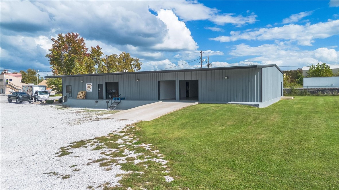 Excellent location within walking distance of Downtown Rogers! This versatile 3,000 sq. ft. shop offers two overhead garage doors, a ramp, and a convenient loading dock—perfect for a variety of business uses. The property includes two office spaces with access to a shared common break room, providing both functionality and comfort for daily operations. Available for immediate lease. Lessor pays for all utilities.