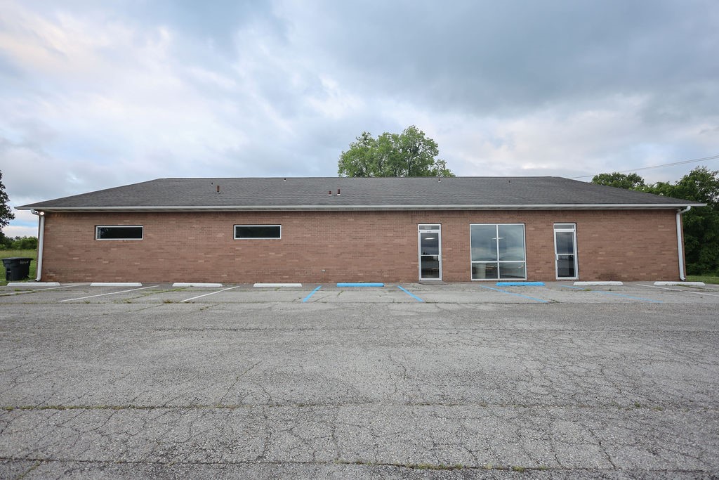 PRIME BUSINESS LOCATION WITH HIGH TRAFFIC FRONTAGE on HWY 62 with over 6000 sq ft of floor space & sitting on .91 acres. So many options for this property! Retail, restaurant, business office, dealership. . . ! Current floor plan has reception area, 2 large meeting rooms or show rooms, 2 large public bathrooms, 4 small bathrooms, kitchen area, break area, laundry room, shower room, 7 classrooms, storage rooms, and furnace/maintenance room. There are also two 2bdrm apartments upstairs with separate outside entrances. All this inside Cotter city limits with city water and city sewer. Property has a large asphalt parking lot and is zoned C2. Donāt miss this amazing opportunity!