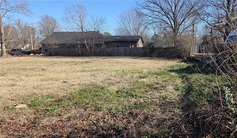Photo of 401 E Velma Avenue, Springdale, AR 72764 (MLS # 1332799)