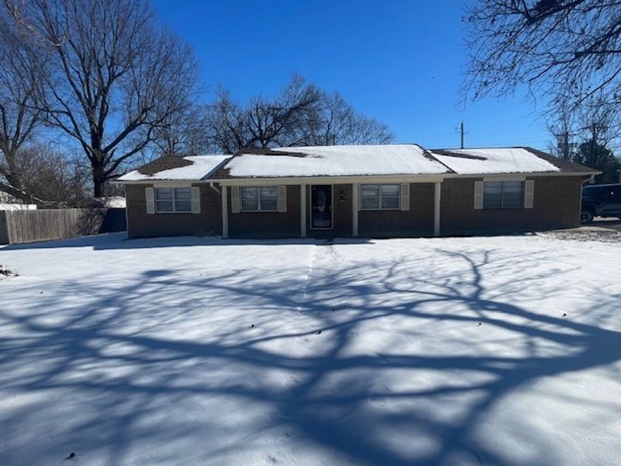 Single-family brick home available for rent in Springdale, 3 bedrooms, 2 full bathrooms — a comfortable layout for families. Includes a cozy wood-burning fireplace in the living area. refrigerator not included. A large backyard offers room for outdoor activities or entertaining.