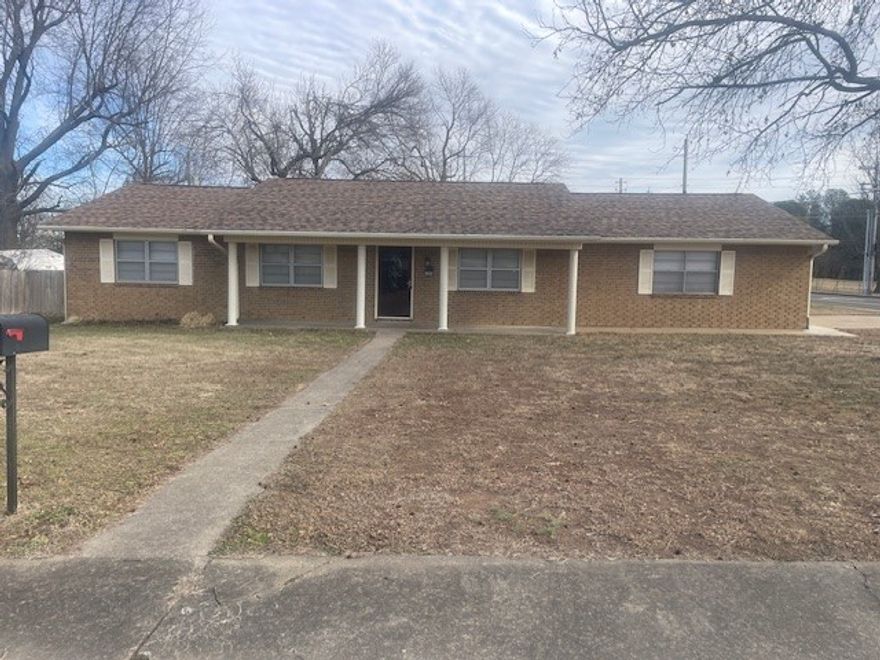 Single-family brick home available for rent in Springdale, 3 bedrooms, 2 full bathrooms — a comfortable layout for families. Includes a cozy wood-burning fireplace in the living area. refrigerator not included. A large backyard offers room for outdoor activities or entertaining.