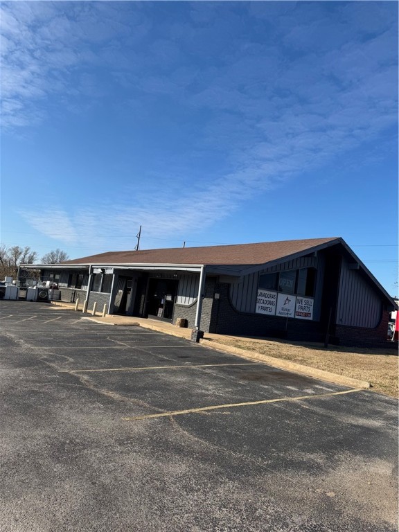 LOCATION! LOCATION!
Zoned T5 tenant to confirm use. Tenant pays all utilities. Large building, plenty of parking space!