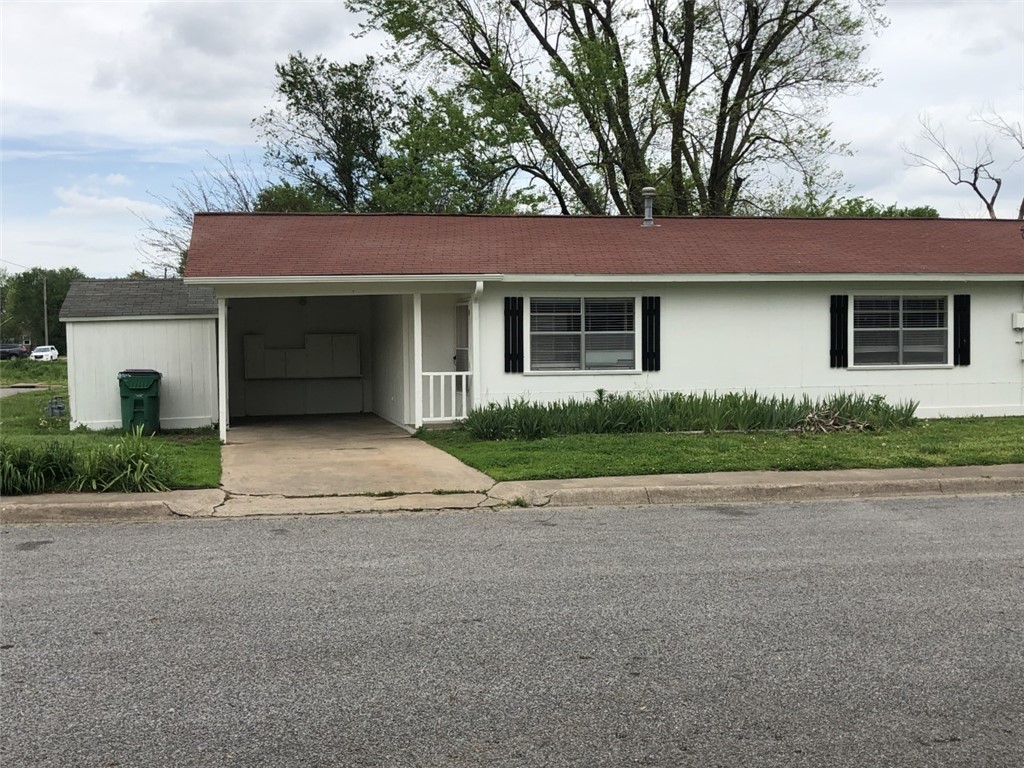 Refreshing, ready to move in 2 bedroom, 1 full bath duplex located just a few blocks from Luther George park. All new flooring, a fresh coat of paint, and all new appliances. Washer and Dryer are provided. Great rooms with lots of natural sunlight. Large living space that opens up into the kitchen.