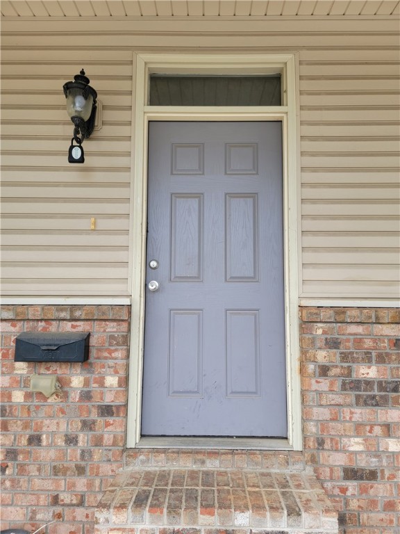 This 2-bedroom, 2.5-bathroom townhome offers 1,200 square feet of comfortable living space in a prime Centerton location.
Features You'll Love:.
Outdoor Space: Enjoy a fenced backyard—perfect for relaxing, gardening, or pets.
Pet Friendly!
Prime Location: Situated near scenic walking trails and parks, a short drive to shopping areas, nearby many local restaurants, and just a short distance from Centerton Food Truck Park.
Details:
Size: 1,200 sq. ft.
Bedrooms: 2
Bathrooms: 2.5
Appliances: Dishwasher, oven included. Laundry hookups available on site.
This charming townhome offers the perfect blend of comfort and convenience.
Schedule a tour today!
Photos of an identical unit on the property. Furniture not included.
Listed and managed by Verma and Associates.