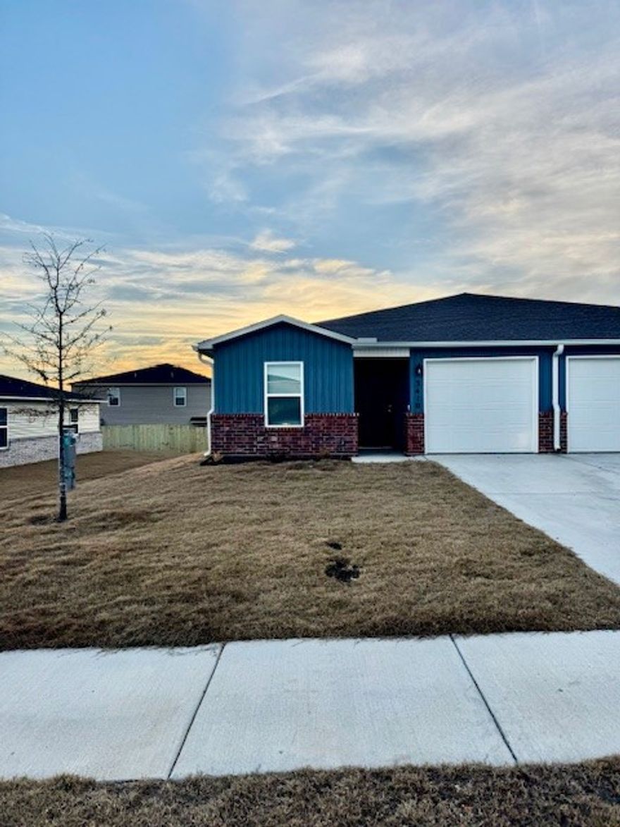 Brand New Construction duplex unit in a quiet Bentonville neighborhood. This 3-bedroom, 2-bathroom features an open-concept living area, modern kitchen with stainless steel appliances, and a spacious backyard perfect for relaxing or entertaining. Conveniently located near schools, parks, shopping, and just minutes from downtown Bentonville. Don't miss your chance to call this charming property home!