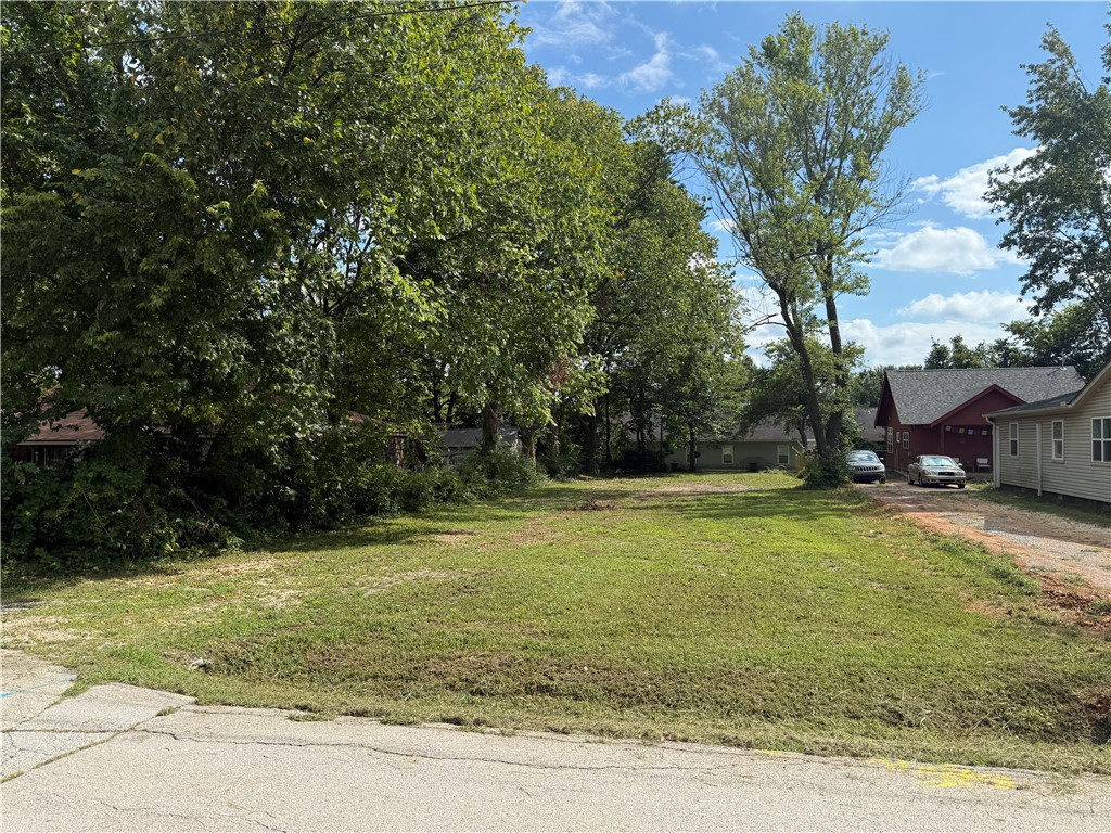 Discover the perfect opportunity to build your dream home or investment property on this ideally located lot. Nestled in the redeveloping desirable South Fayetteville area, this property offers convenience, charm and endless potential.
Just minutes from Downtown Fayetteville, the University of Arkansas, the Fayetteville Square and Dickson Street, youāll enjoy easy access to dining, shopping, nightlife and Razorback sporting events. The property is also close to Walker Park and the Razorback Greenway Trail, making it a fantastic location for both families and investors.
This lot provides a rare chance to own property in a thriving area with continued growth and development. Whether youāre looking to build a custom home or income-producing rental, this is the ideal spot to make it happen.