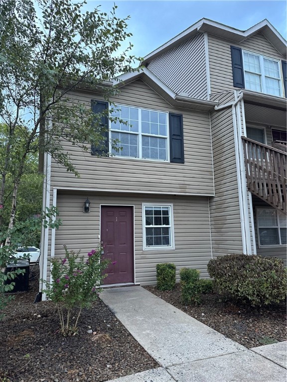 This recently updated 2-bedroom, 2-bathroom Condo is located just 1.3 miles from the University of Arkansas. This end-unit, ground floor unit in a well-maintained community with easy access to everything Fayetteville has to offer.
The first floor features an open living and dining area, as well as a full kitchen equipped with a refrigerator, electric oven and range, dishwasher, garbage disposal, and double sink. The washer and dryer laundry center is out of sight in the entryway closet, and additional storage space under the stairs.
Upstairs, both bedrooms include en-suite bathrooms with a tub and shower combo, and each bedrooms features 2x closets.
Community amenities include POA-maintained landscaping and building exterior, an exclusive gated pool for residents only, and an on-site community-only dumpster. Water and waste services are covered in the monthly dues as well.
*Currently leased, do not disturb tenants*
