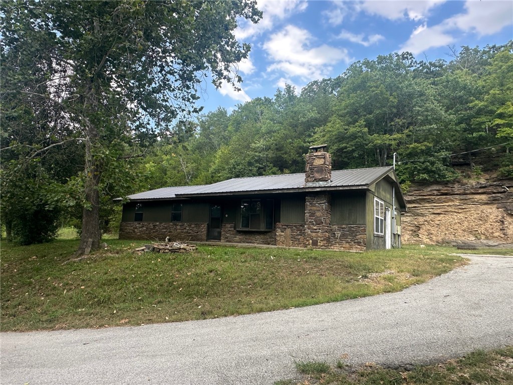 Great Investment Opportunity!
This 3-bedroom, 1-bath home sits on approximately 2 acres in a beautiful setting, complete with a striking bluff backdrop. The property features a solar system for daytime power and switches to electric at night, offering energy efficiency. The home needs interior renovation, but with updates, it could be an excellent resale or a strong income-producing rental. Conveniently located close to Huntsville and right on the highway for easy access to Fayetteville and beyond.