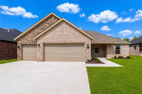 Photo of 2104 N Dagan Street, Siloam Springs, AR 72761 (MLS # 1344402)