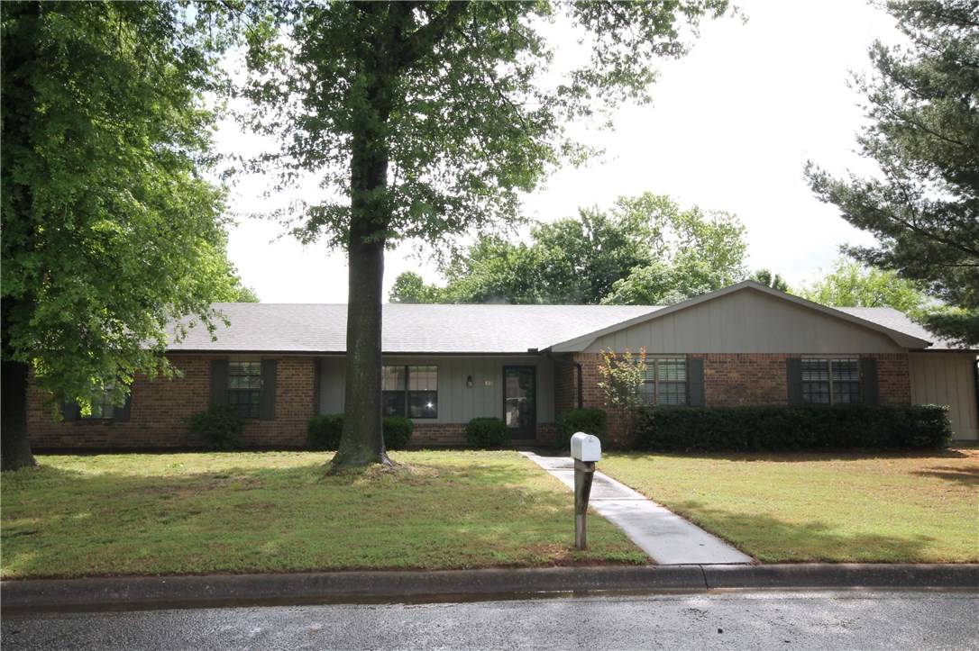 Are you looking for a nice, affordable 3 BR home in a great location? This is it! Nice open floor plan. Nice sized BR with fabulous walk in closets. Corner lot. Large fenced back yard. $1200 deposit required.
Pets are negotiable and require $400 pet fee per pet. Background and credit check required on each applicant, go to www.NWARentalsAndListings.com