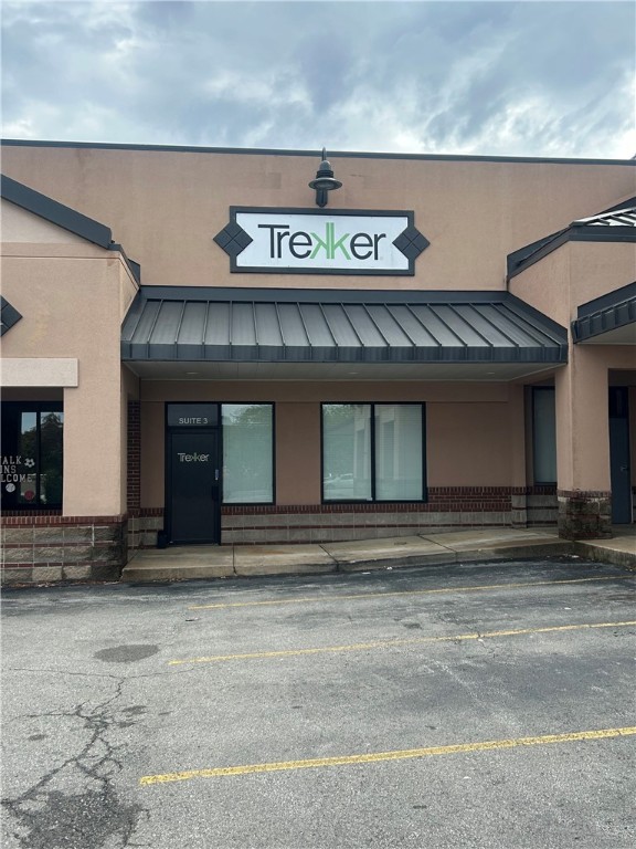 Great space located in Crossroads Center in East Fayetteville. Space is currently used as logistics brokerage office. Shopping center has a mixer of great tenants in this desirable shopping center.