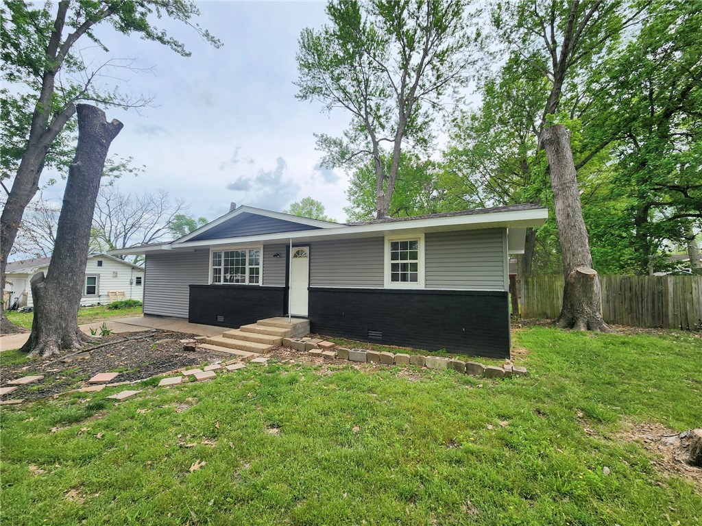 Newly renovated home, conveniently located in fast growing Pea Ridge. This home features new carpet, paint, and granite countertops in a spacious kitchen with stainless steel appliances. Large yard for pets or outdoor entertaining. Don't miss this chance to start building equity in an area with great appreciation!