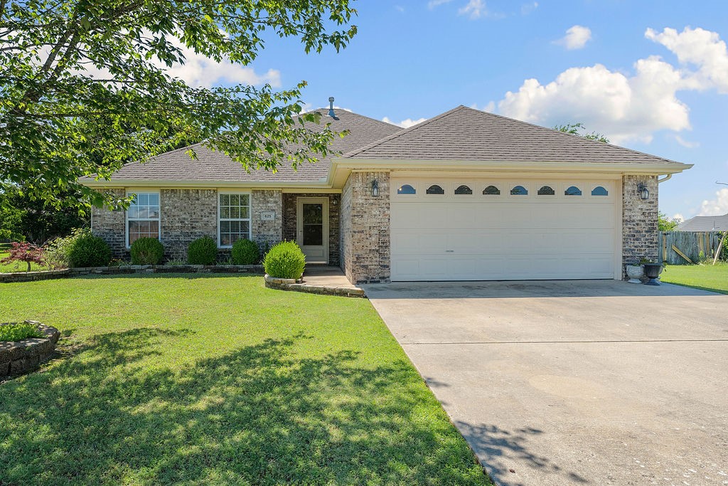 Welcome to this beautifully maintained 3 bed, 2 bath home in the heart of Pea Ridge! Priced at $299,000, this move-in-ready gem mixes convenience and functionality that is perfect for your next adventure. Nestled in a quiet neighborhood just minutes from school and town center. Don't miss your chance to make this house your home!