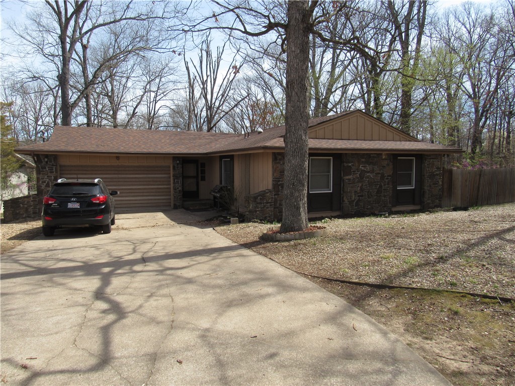 Looking for a useable, large lot in Bella Vista with a 3 bed room 2 bath room home, within minutes of the Missouri line and downtown Bentonville? What could be even better? Short walk to Lake Avalon is icing on the cake and reasonably priced!
Sellers very motivated!