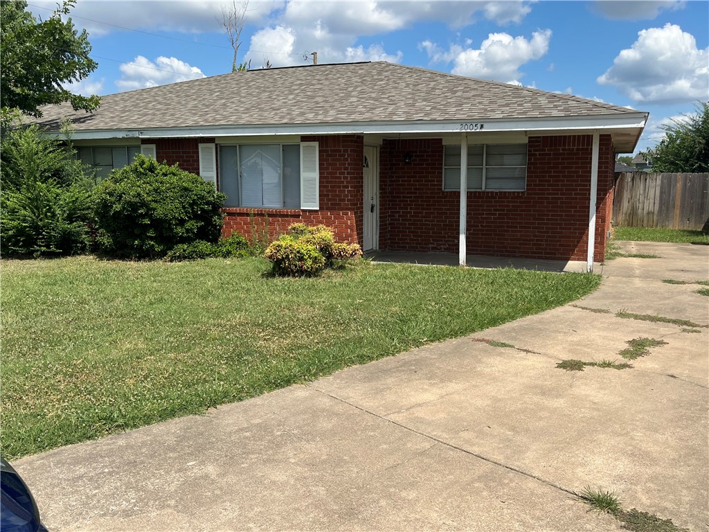 2 bedroom 1 bath duplex. New paint throughout. Great location!