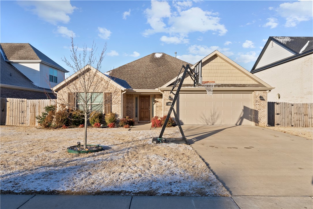 Welcome to your dream home in the desirable Cornerstone Ridge neighborhood! This 1610 sq ft home boasts 3 bedrooms, 2 bathrooms, crown molding, hardwood floors, and granite countertops. The kitchen is a delight with stainless steel appliances and a gas range.
Living in Bentonville offers a wealth of benefits! The local schools, such as Central Park Elementary and Bentonville High, are top-rated, ensuring a quality education for the kids. Cornerstone Ridge offers amenities like a community pool and playground, perfect for family fun.
The location is unbeatable, with proximity to top attractions and work locations in northwest Arkansas.
Don't miss out on this great home!