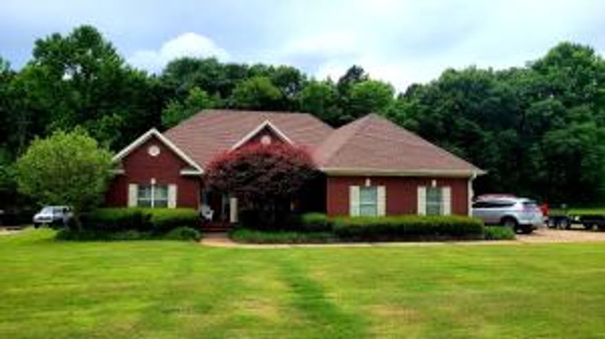 Welcome to Chamberlyne Golf Course.  This wonderful home offers 4 bedrooms and 3.5 bathrooms, 1 1/2 car garage, fenced backyard, and an amazing deck complete with a propane grill to spend your family time eating and enjoying nature. Hummingbirds and deer  will also frequent the spacious backyard. All appliances convey including Refrigerator,  range,  microwave,  dishwasher,  washer and dryer,  and freezer. New roof 2020, Crown molding, 2227 sq ft,, 10' ceilings and quartz countertops.There is a $50 a month HOA fee.http://www.chamberlynecountryclub.com/https://www.arkansasstateparks.com/mountnebo/https://www.arkansasstateparks.com/.../petit-jean-state-parkhttp://www.mountmagazinestatepark.com/
