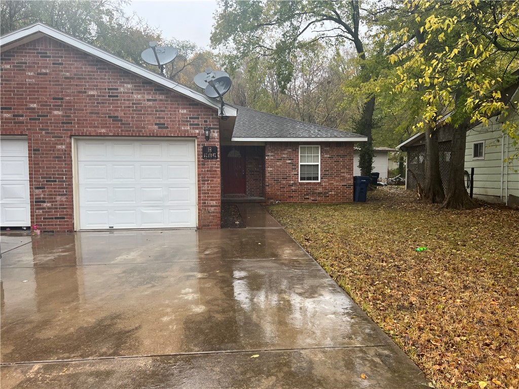 Very nice 2 bedroom/2 bath duplex. Comes with Washer/Dryer and Refrigerator. Close to the Bob Henry City Park.