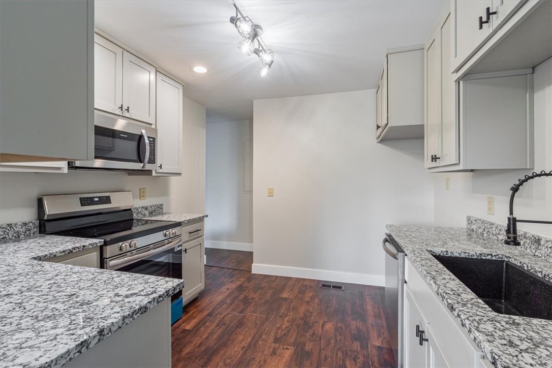 Townhouse Tct 2 A/K/A Drake Court Bvv - Residential