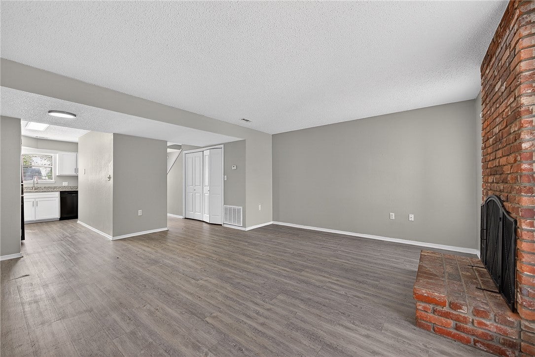 2103 N East Oaks Drive