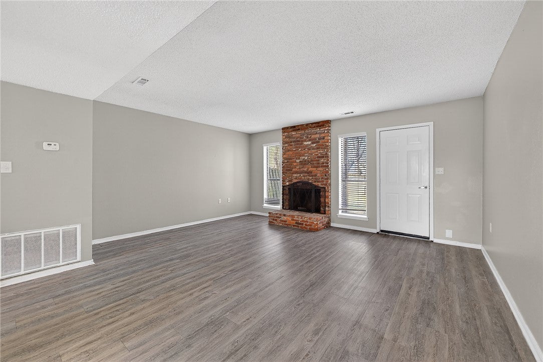 2103 N East Oaks Drive