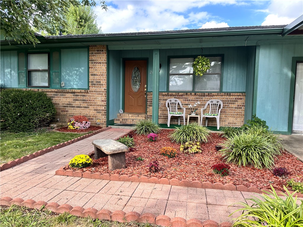Perfect Starter Home or Investment Opportunity in an Unbeatable Bentonville Location!
Charming single-story home offering 3 bedrooms, 1 full bathroom, and approximately 1,371 sq. ft. of living space. The inviting family room features new carpet and baseboards, creating a fresh and comfortable atmosphere. Conveniently located just off Moberly, providing quick access to shopping, dining, and all the amenities Northwest Arkansas has to offer. The beautifully landscaped front yard enhances curb appeal, while the spacious backyard includes two storage shedsāideal for tools, hobbies, or additional storage. Donāt miss this well-maintained home in one of Bentonvilleās most convenient locations. Property sold as-is.