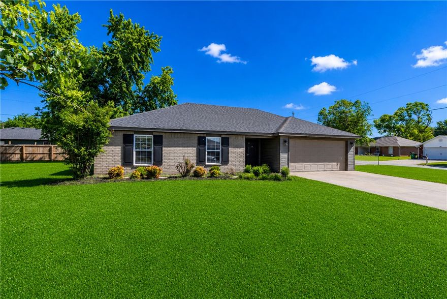 Move-in ready and updated, 700 Ponderosa in Centerton offers the Northwest Arkansas lifestyle buyers are searching for. Conveniently located near Bentonville, parks, trails, shopping, dining, and commuter routes, this home combines comfort, value, and functionality. Features include granite countertops, stainless appliances, durable flooring, spacious living areas, fresh paint and cabinet touch-ups, new carpet in bedrooms, updated fixtures, fresh caulking, new blinds, new dishwasher, and newer roof. The open layout flows seamlessly for entertaining and everyday living, while the fenced corner lot adds outdoor space to relax or play. Great opportunity for buyers seeking a primary residence, investment property, or low-maintenance living in one of Northwest Arkansas’ fastest-growing areas. So whether you’re buying your first home, downsizing, or investing in Northwest Arkansas growth, 700 Ponderosa is ready to welcome you home, call today!