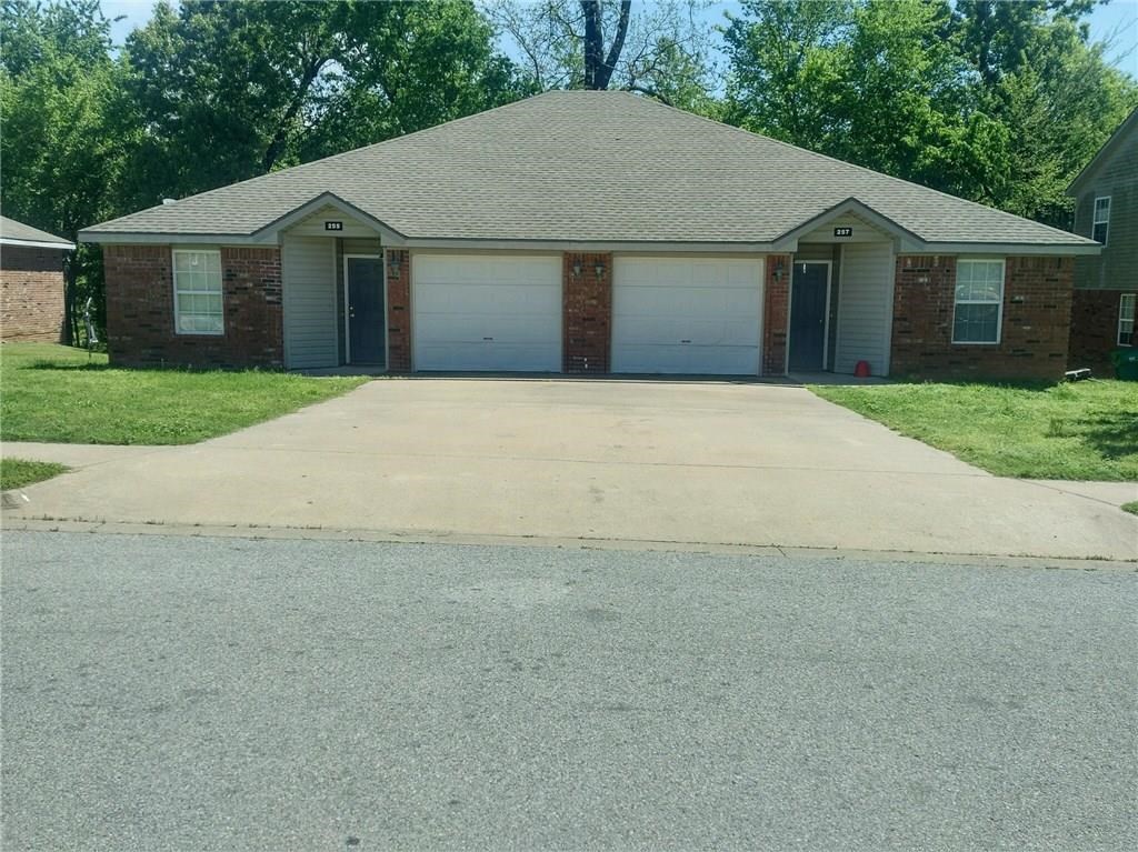 Nice duplex in Centerton featuring 3 bedrooms, 2 bathrooms, & 1 car garage. Laminate wood floors in living room, carpet in bedrooms. Refrigerator, stove, & dishwasher are included. New paint throughout. Nice back patio for entertaining.