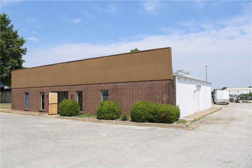 Excellent opportunity for lab, flex, or industrial space in Springdale. This 5,700 SF building, situated on 0.5 acres, offers a fully conditioned environment with ceiling heights ranging from 10' to 16' and an 8'x9' overhead door. Zoned I-2, it's ideally suited for a variety of business needs, having previously served as a lab. Don't miss this versatile property with immediate availability.
