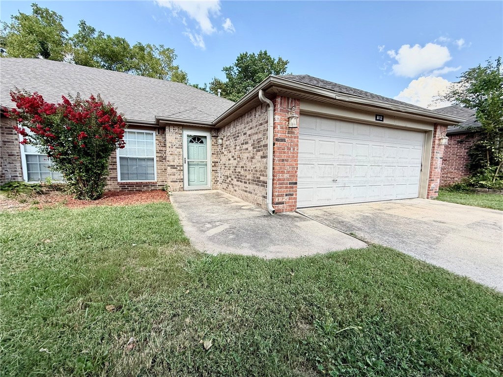 Great Duplex. 3 bedroom 2 full bath. Kitchen features granite counters and all appliances. Living room have tall ceiling, hardwood flooring and gas fireplace. All bedrooms have new wood style flooring. Primary bedroom has separate shower and jetted tub, double sinks and walk in closet. Fenced yard. Washer and dryer included.