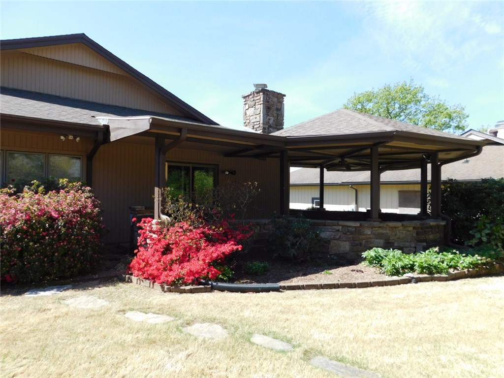 Walk to the Metfield golf courses and the Metfield Clubhouse. Stunning landscaping, gorgeous patio area. Very well maintained.