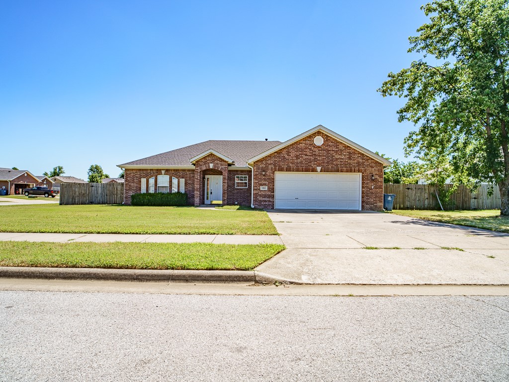 This 3 bedroom 2 bath home is situated on a large corner lot with over 1700 sq. feet. in the Windwood Sub. Split floor plan, galley style kitchen and an additional large back patio for your entertaining. Granite countertops in galley style kitchen with travertine bathroom countertops.