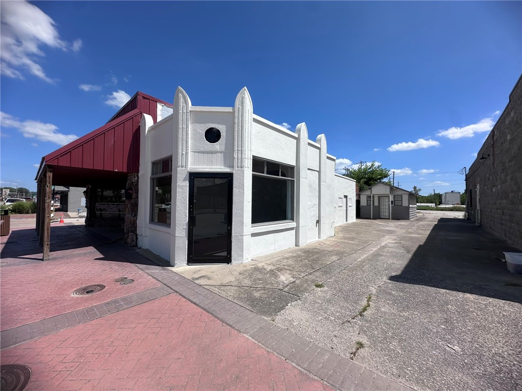 Located in the heart of downtown Springdale, perfect for an office or retail. The immediate area features local restaurants, boutiques, new hotel and mixed-use developments. One block from the newly renovated Luther George Park and walking distance to Walter Turnbow Park and the Razorback Greenway Trail system. Easy access to Hwy 412, Hwy 71-B and I-49. Monthly rental rate is $750 plus utilities.