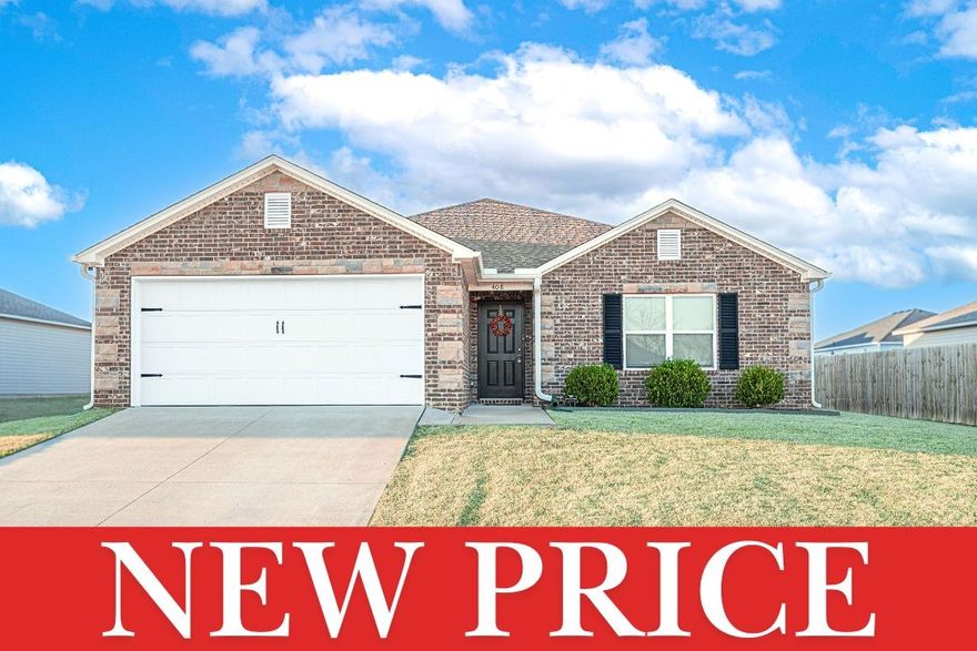 Well-maintained and move-in ready home located in Siloam Springs, just minutes from the Siloam Springs Family Aquatic Center and Allen Elementary School. This 3-bedroom, 2-bathroom home offers 1,498 sq ft of comfortable living space with a functional layout and a 2-car garage. The home has been well cared for and is in excellent condition throughout. No HOA. Convenient location close to schools, parks, and everyday amenities. A great opportunity for buyers looking for a solid, beautifully kept home in an established area.