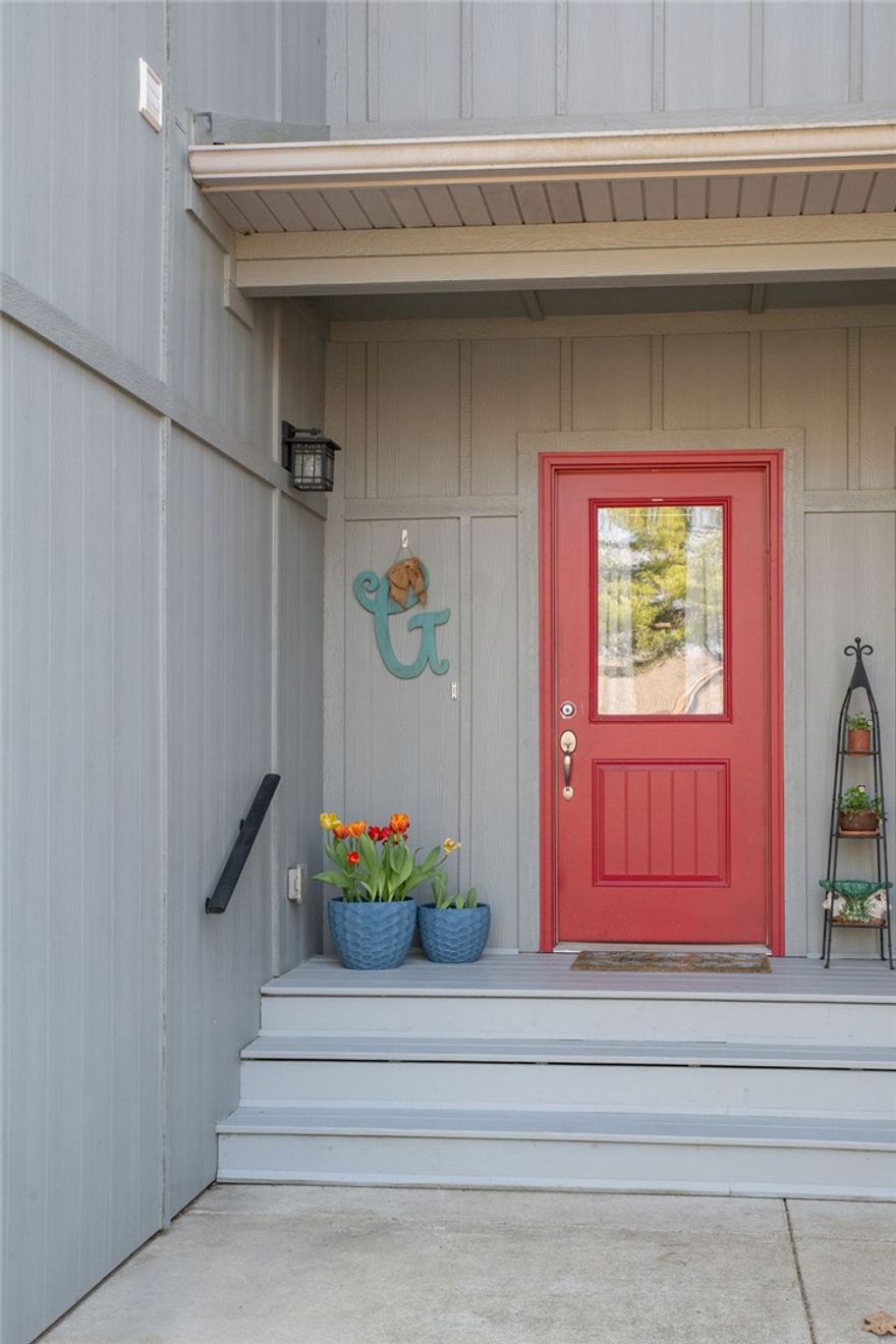 3 bed / 2 bath newer construction townhome with lake view, close to to trail. Screened in deck overlooking the trees. Granite countertops, eat in kitchen, open floorplan. Situated on a quiet and convenient cul-de-sac that would be great for Airbnb or family living.