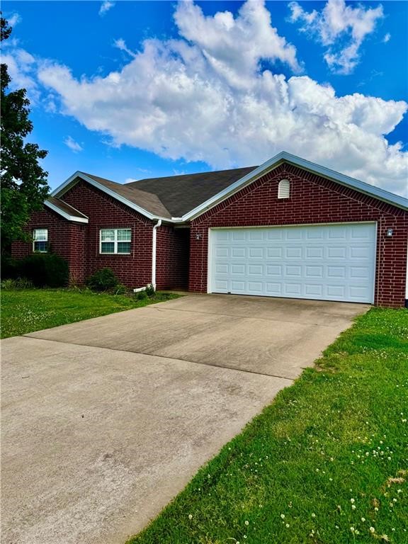 This charming all-brick duplex offers 3 spacious bedrooms, 2 full bathrooms, and a 2-car garage. The home features a living area, a full kitchen with appliances, and in-unit laundry for added convenience.
Located just minutes from Downtown Bentonville, Crystal Bridges Museum, Osage Park, scenic trails, shopping, dining, and top-rated schools. Perfect for those seeking comfort, convenience, and style in a prime Bentonville location. **$250 non-refundable pet fee per pet.**