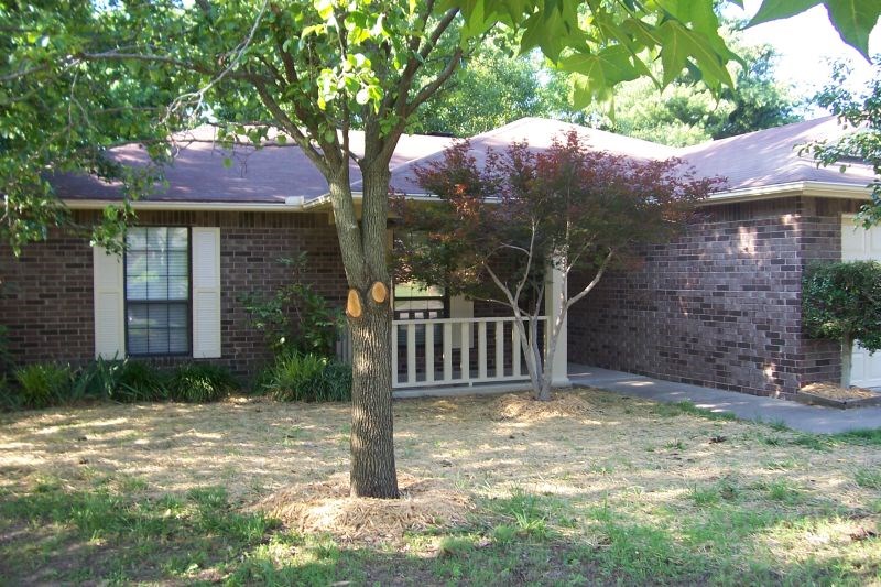 Three bed two bath home with fenced back yard and lots of closet space. Fireplace, neutral colors, vaulted ceilings and crown molding. Eat in kitchen, breakfast bar and blinds throughout.