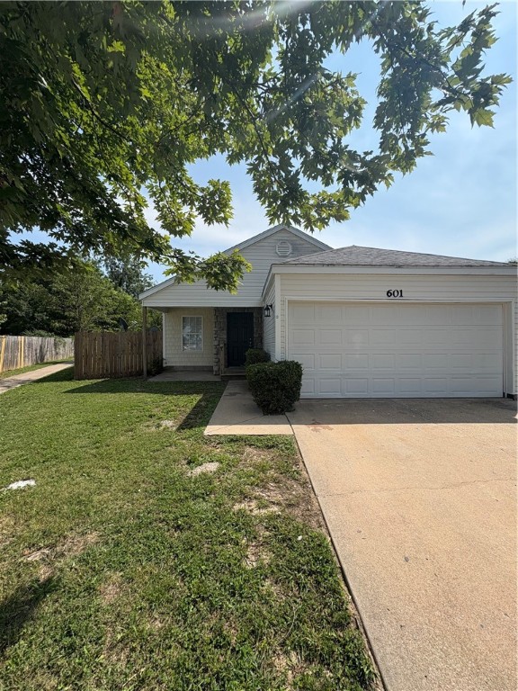 Available Today!
Just renovated and ready for move in upon background check and approval.
Pets are allowed with fees.
NO smoking
All appliances are included!
All utilities must be turned on in tenants name before keys are handed over.