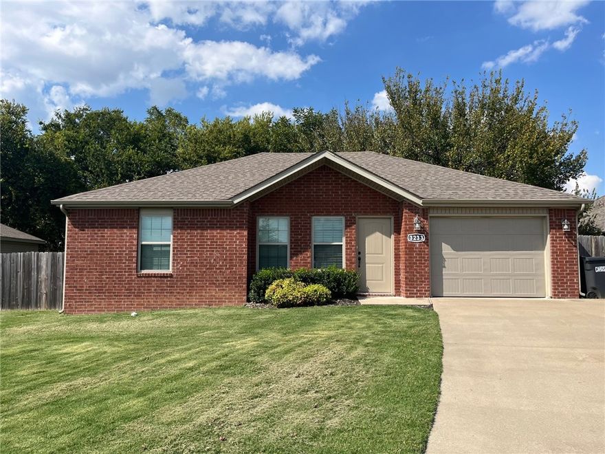 Great home in a desirable location close to JB Hunt Elementary and the Razorback Greenway.