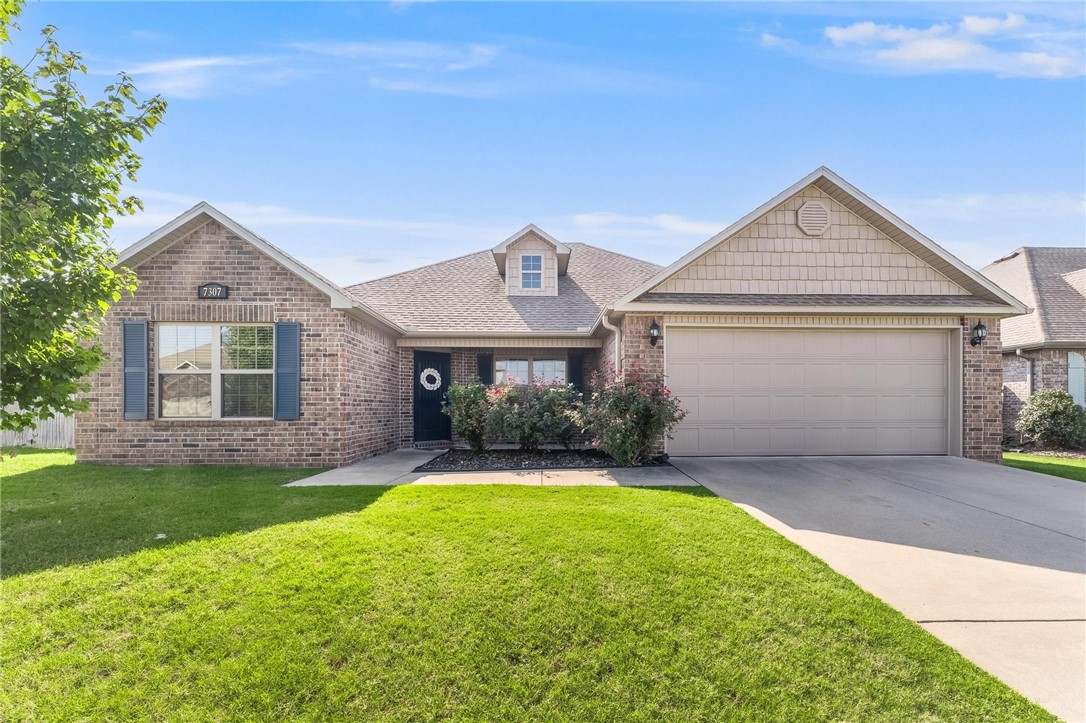 Neighborhood has 2 pools, clubhouse, & softball field with the Shaw Family Park across the street with 2 playgrounds, splash pad, ninja park and softball fields. Just over 3 miles to Walmart, 6 miles to Arvest ball park, 4 miles to Tonitown Winery, and zoned for Shaw, Hellstern, Central, and Harber schools.