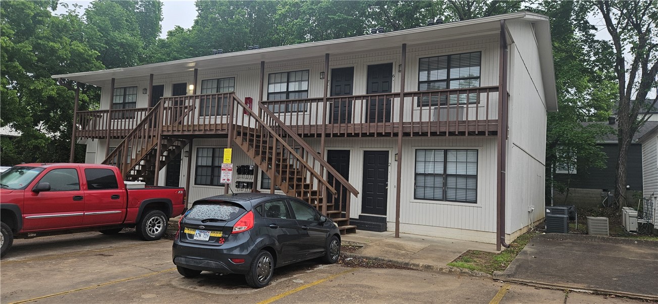 Nice apartment near campus in Fayetteville. Home features 1 bedroom, 1 bathroom, LVP throughout home, open floorplan with LVP throughout, and with onsite laundry.