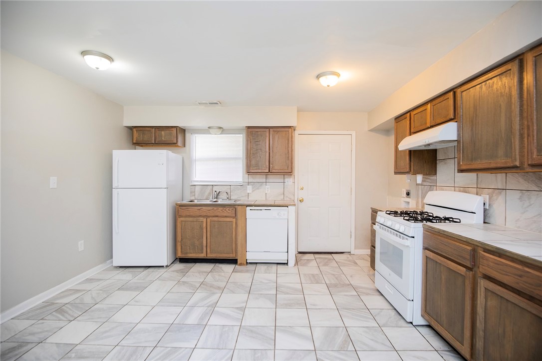 Looking for a comfortable and convenient place to call home? This 2-bedroom, 1-bathroom unit offers 832 sq. ft. of cozy living space in a quiet South Fayetteville neighborhood. Inside, you'll find a practical layout with a welcoming living area, full kitchen, and 2 well sized bedrooms. Outside, enjoy being just steps away from a nearby park, close to local schools, and only about 6 minutes from the University of Arkansas (Lot 56 parking).
Pet-friendly (bring your furry friends! *see below*) Unit does not have washer and dryer. Tenant must supply washer and dryer. Unit has hookups. Tenant pays all utilities. No fenced yard, garage, or carport
$35 Application Fee; $2,000 Security Deposit; Monthly Resident Benefits Package (insurance, quarterly maint, & more!) - $35; Additional Fees when applicable - Pet fees: $250/pet deposit + monthly pet rent/pet of, $25 for pets 1-29 lbs or $50 for pets 30+ lbs
Apply here - https://rocksolidpropertymanagement.managebuilding.com/Resident/rental-application/new