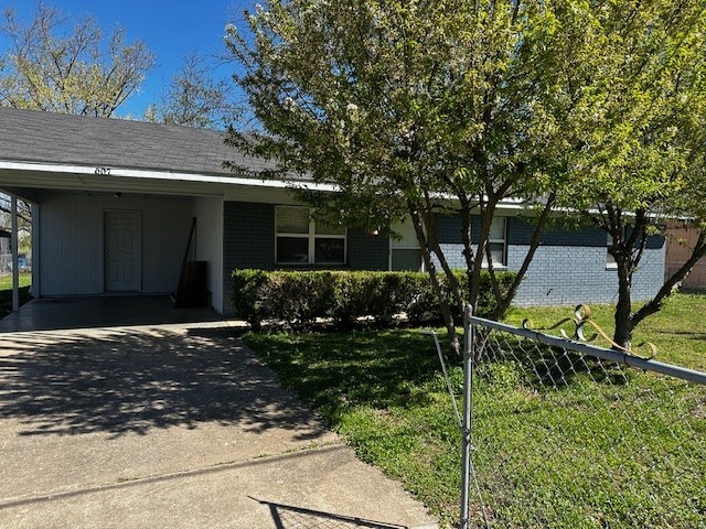 This charming 3-bedroom, 2-bathroom house near downtown Bentonville offers convenience and comfort. Within walking distance to the lively 8th Street Market, it features a cozy yet spacious interior, a well-appointed kitchen, three comfortable bedrooms including a master with ensuite, and an expansive backyard. Don't miss the chance to make this your new home in a vibrant and growing neighborhood. Schedule a viewing today!