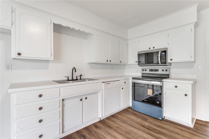 Beautifully remodeled home in the heart of Rogers! This 3-bedroom, 2-bath residence offers 1,295 sq ft of stylish, modern living space. Step inside to find all-new finishes, updated flooring, and fresh paint. Both bathrooms have been fully updated with contemporary fixtures and tile work. Bonus area offers flexible space ā ideal for an office, playroom, or extra storage. Conveniently located near schools, shopping, and dining. Move-in ready and absolutely charming