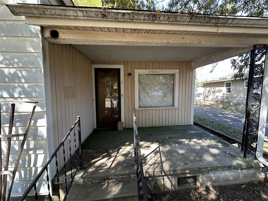 Attention investors and renovators! This 3-bedroom, 1-bathroom home offers great potential but requires some TLC to bring it back to life. With a little vision and effort, this property could become a fantastic investment or starter home.
Important Notice: Due to the current condition of the home, caution is advised during showings. Please wear appropriate footwear and proceed with care.
This fixer-upper is perfect for those ready to roll up their sleeves and create something special. Contact us today to schedule a showing and learn more about this exciting opportunity!